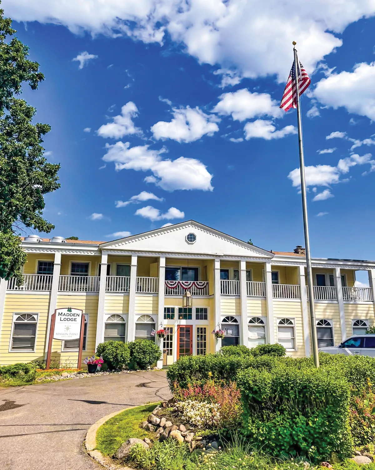 Resorts_MaddensOnGullLake